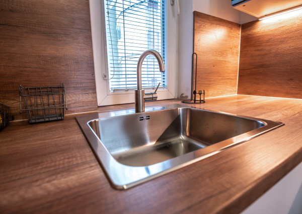 Na prenájom krásny a veľký 1-izbový byt s balkónom, 48 m², Agátová ul. Dúbravka, voľný ihneď