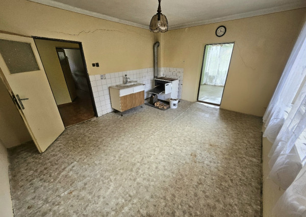 Rodinný dom s krásnym pozemkom v obci Kšinná /POZEMOK 831 m2