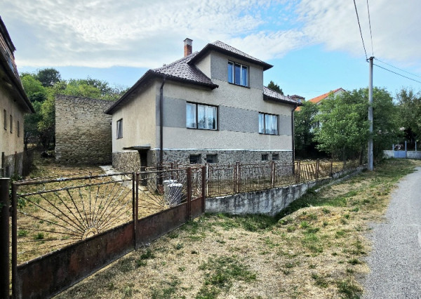 Rodinný dom s krásnym pozemkom v obci Kšinná /POZEMOK 831 m2