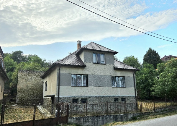 Rodinný dom s krásnym pozemkom v obci Kšinná /POZEMOK 831 m2