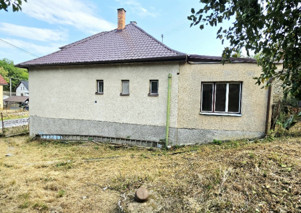 Rodinný dom s krásnym pozemkom v obci Kšinná /POZEMOK 831 m2
