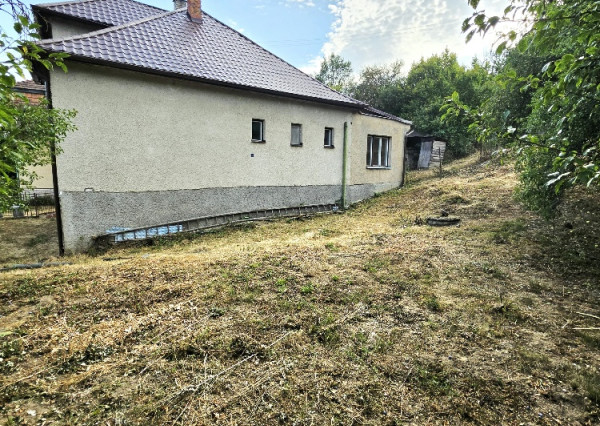 Rodinný dom s krásnym pozemkom v obci Kšinná /POZEMOK 831 m2