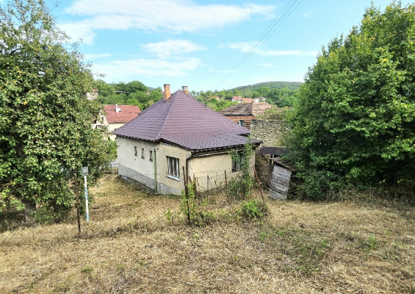 Rodinný dom s krásnym pozemkom v obci Kšinná /POZEMOK 831 m2