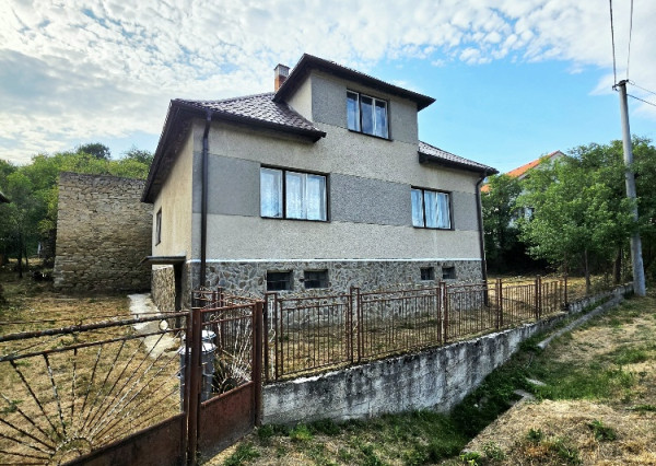 Rodinný dom s krásnym pozemkom v obci Kšinná /POZEMOK 831 m2