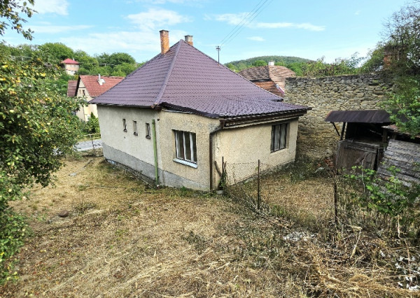 Rodinný dom s krásnym pozemkom v obci Kšinná /POZEMOK 831 m2