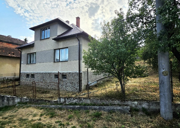 Rodinný dom s krásnym pozemkom v obci Kšinná /POZEMOK 831 m2