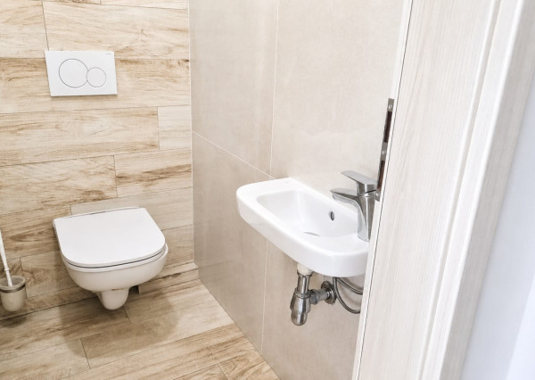 NA PREDAJ | MODERNÝ 2-IZBOVÝ BYT 57 m² | ORION – CENTRUM DUBNICE NAD VÁHOM | PODZEMNÉ PARKOVANIE 3 ROKY GRÁTIS