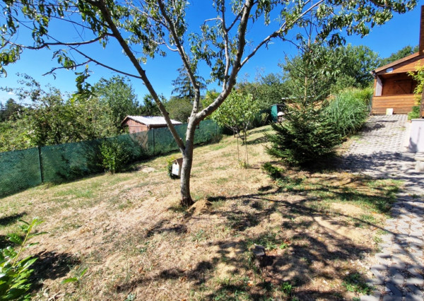 ** Na predaj záhradná chata s príslušenstvom, pozemkom 402 m² a krásnym výhľadom – Nové Mesto n/V **