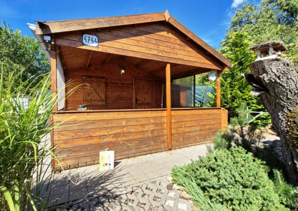 ** Na predaj záhradná chata s príslušenstvom, pozemkom 402 m² a krásnym výhľadom – Nové Mesto n/V **