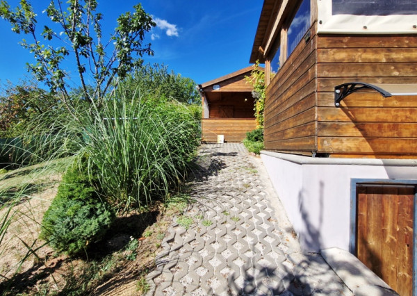 ** Na predaj záhradná chata s príslušenstvom, pozemkom 402 m² a krásnym výhľadom – Nové Mesto n/V **