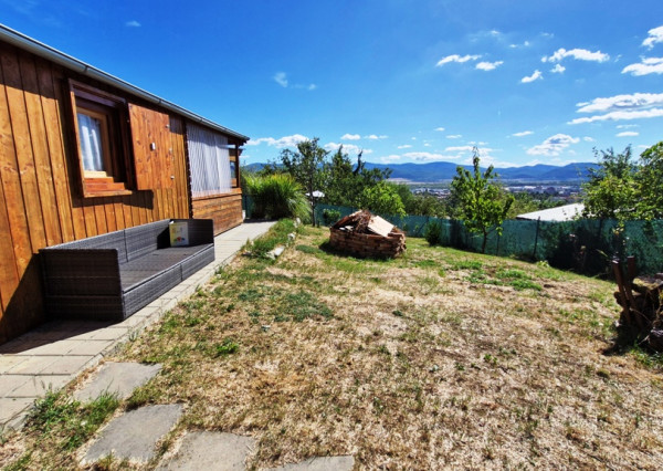 ** Na predaj záhradná chata s príslušenstvom, pozemkom 402 m² a krásnym výhľadom – Nové Mesto n/V **