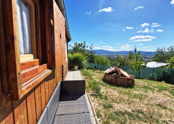 ** Na predaj záhradná chata s príslušenstvom, pozemkom 402 m² a krásnym výhľadom – Nové Mesto n/V **