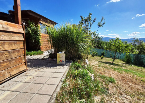 ** Na predaj záhradná chata s príslušenstvom, pozemkom 402 m² a krásnym výhľadom – Nové Mesto n/V **