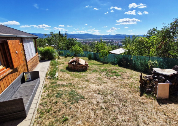 ** Na predaj záhradná chata s príslušenstvom, pozemkom 402 m² a krásnym výhľadom – Nové Mesto n/V **