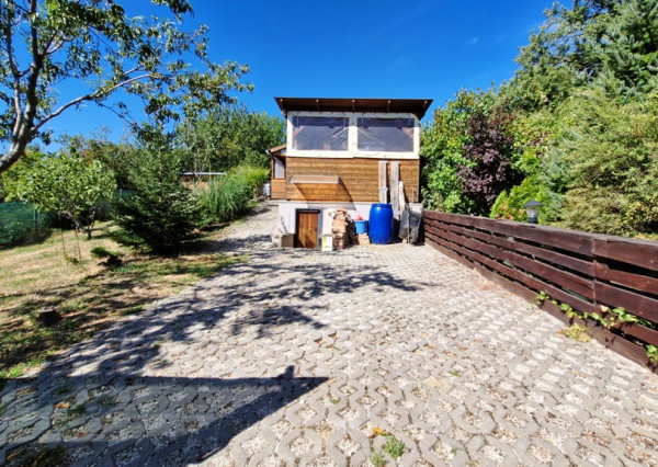 ** Na predaj záhradná chata s príslušenstvom, pozemkom 402 m² a krásnym výhľadom – Nové Mesto n/V **