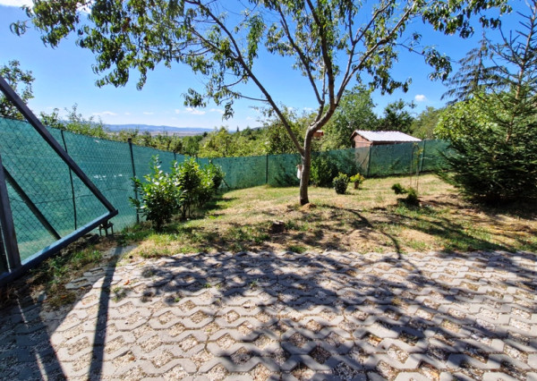** Na predaj záhradná chata s príslušenstvom, pozemkom 402 m² a krásnym výhľadom – Nové Mesto n/V **