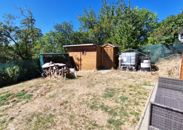 ** Na predaj záhradná chata s príslušenstvom, pozemkom 402 m² a krásnym výhľadom – Nové Mesto n/V **