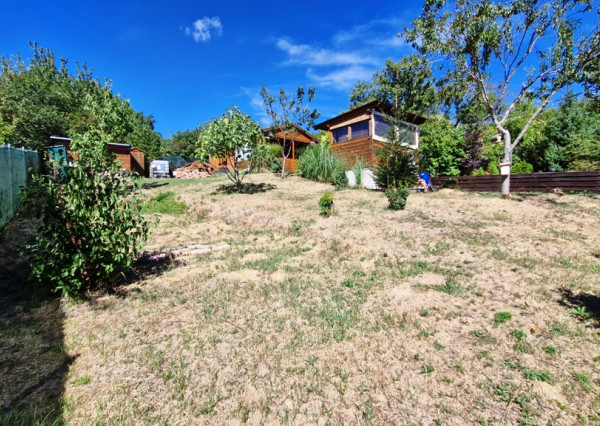 ** Na predaj záhradná chata s príslušenstvom, pozemkom 402 m² a krásnym výhľadom – Nové Mesto n/V **