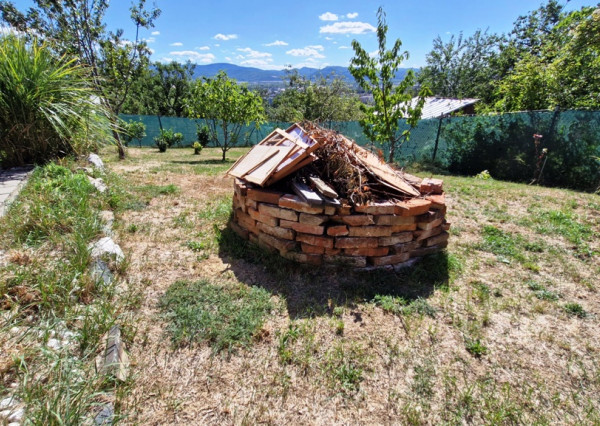 ** Na predaj záhradná chata s príslušenstvom, pozemkom 402 m² a krásnym výhľadom – Nové Mesto n/V **