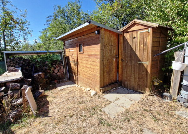** Na predaj záhradná chata s príslušenstvom, pozemkom 402 m² a krásnym výhľadom – Nové Mesto n/V **