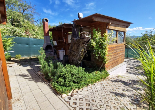 ** Na predaj záhradná chata s príslušenstvom, pozemkom 402 m² a krásnym výhľadom – Nové Mesto n/V **