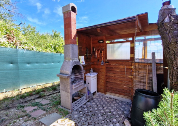 ** Na predaj záhradná chata s príslušenstvom, pozemkom 402 m² a krásnym výhľadom – Nové Mesto n/V **