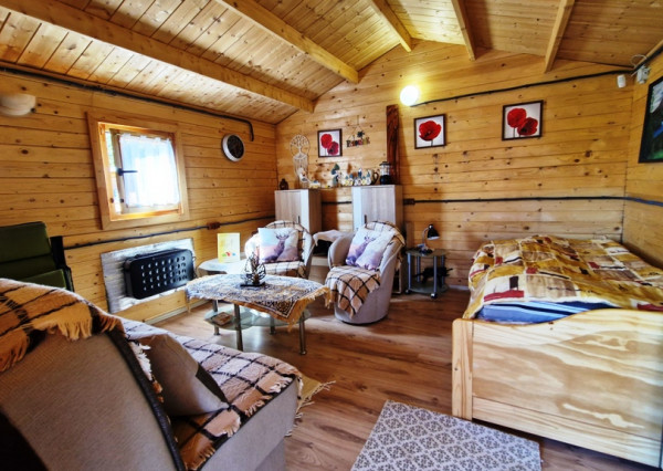 ** Na predaj záhradná chata s príslušenstvom, pozemkom 402 m² a krásnym výhľadom – Nové Mesto n/V **