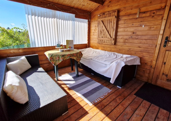 ** Na predaj záhradná chata s príslušenstvom, pozemkom 402 m² a krásnym výhľadom – Nové Mesto n/V **