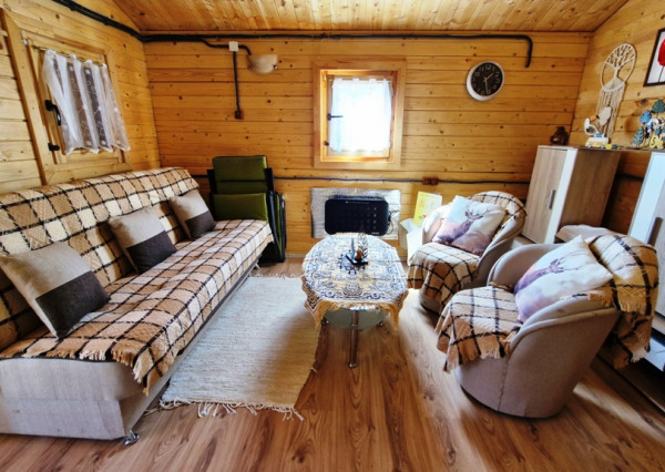 ** Na predaj záhradná chata s príslušenstvom, pozemkom 402 m² a krásnym výhľadom – Nové Mesto n/V **