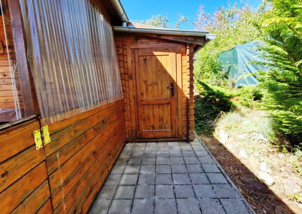 ** Na predaj záhradná chata s príslušenstvom, pozemkom 402 m² a krásnym výhľadom – Nové Mesto n/V **