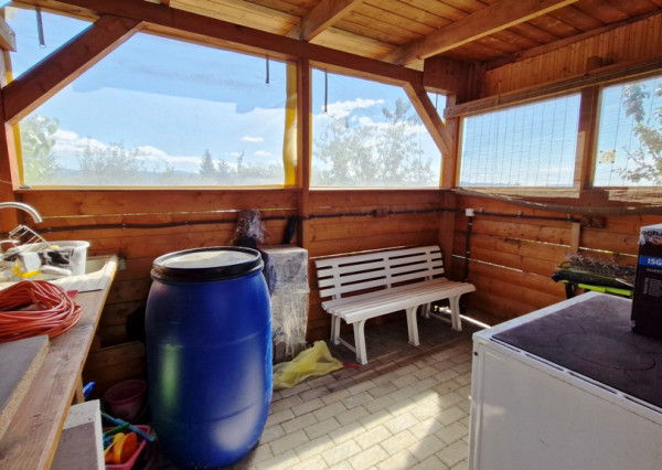 ** Na predaj záhradná chata s príslušenstvom, pozemkom 402 m² a krásnym výhľadom – Nové Mesto n/V **