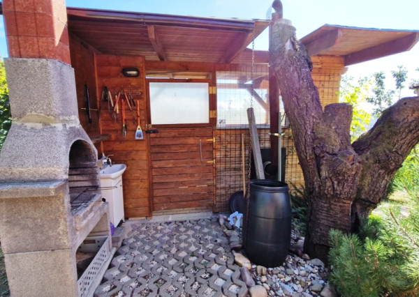 ** Na predaj záhradná chata s príslušenstvom, pozemkom 402 m² a krásnym výhľadom – Nové Mesto n/V **