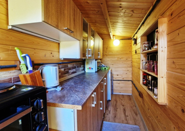 ** Na predaj záhradná chata s príslušenstvom, pozemkom 402 m² a krásnym výhľadom – Nové Mesto n/V **