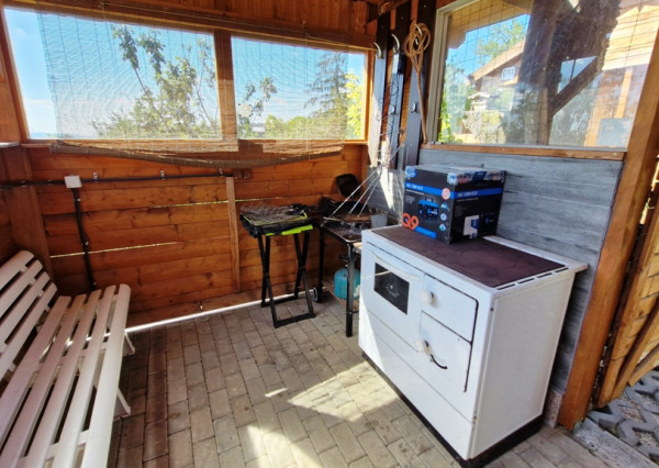 ** Na predaj záhradná chata s príslušenstvom, pozemkom 402 m² a krásnym výhľadom – Nové Mesto n/V **