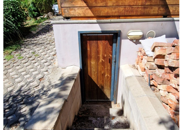 ** Na predaj záhradná chata s príslušenstvom, pozemkom 402 m² a krásnym výhľadom – Nové Mesto n/V **