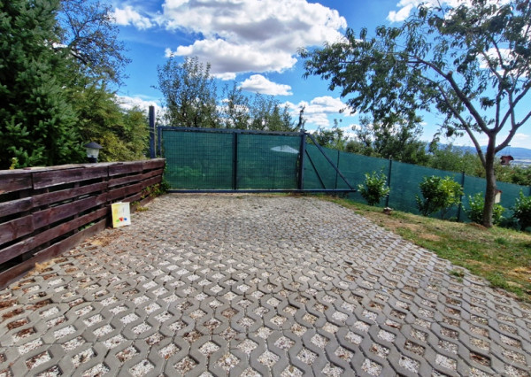 ** Na predaj záhradná chata s príslušenstvom, pozemkom 402 m² a krásnym výhľadom – Nové Mesto n/V **