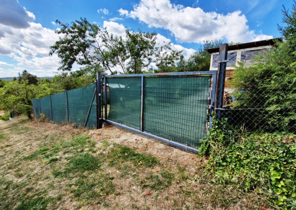 ** Na predaj záhradná chata s príslušenstvom, pozemkom 402 m² a krásnym výhľadom – Nové Mesto n/V **