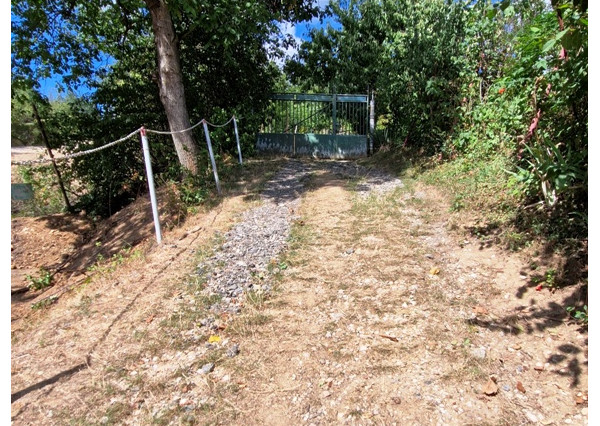 ** Na predaj záhradná chata s príslušenstvom, pozemkom 402 m² a krásnym výhľadom – Nové Mesto n/V **