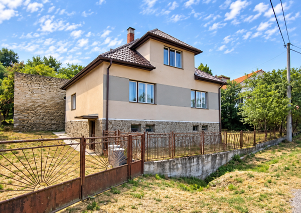 Rodinný dom s krásnym pozemkom v obci Kšinná /POZEMOK 831 m2