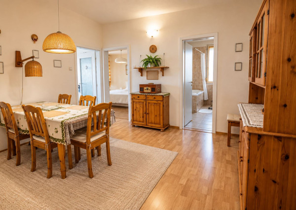 Na prenájom priestranný 3-izbový byt s lodžiou, 101 m², nádherný výhľad na Bratislavu,Zadunajská cesta, Petržalka, od 10/2026