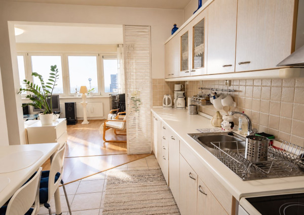 Na prenájom priestranný 3-izbový byt s lodžiou, 101 m², nádherný výhľad na Bratislavu,Zadunajská cesta, Petržalka, od 10/2026