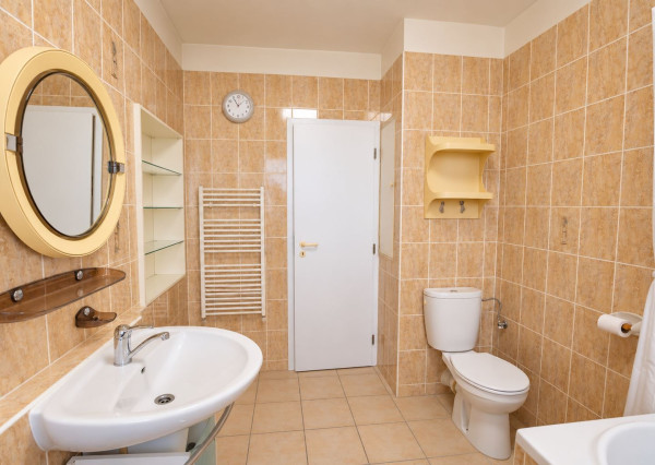 Na prenájom priestranný 3-izbový byt s lodžiou, 101 m², nádherný výhľad na Bratislavu,Zadunajská cesta, Petržalka, od 10/2026