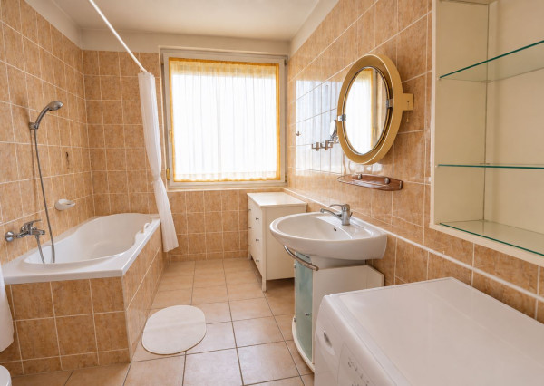 Na prenájom priestranný 3-izbový byt s lodžiou, 101 m², nádherný výhľad na Bratislavu,Zadunajská cesta, Petržalka, od 10/2026