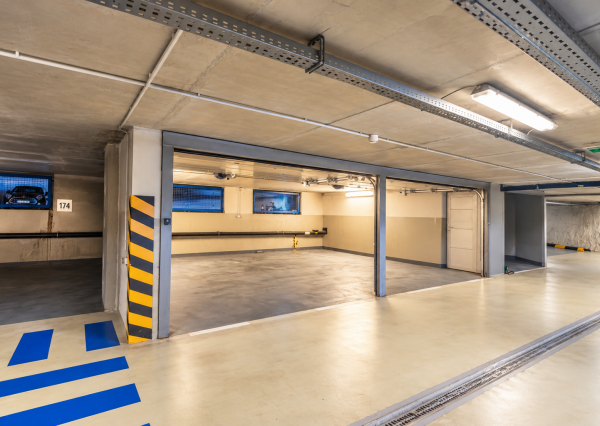 Na prenájom 2-garáž, 42 m², v garážovom dome, BA - Staré Mesto - centrum, Cintorínska ul., ihneď voľná