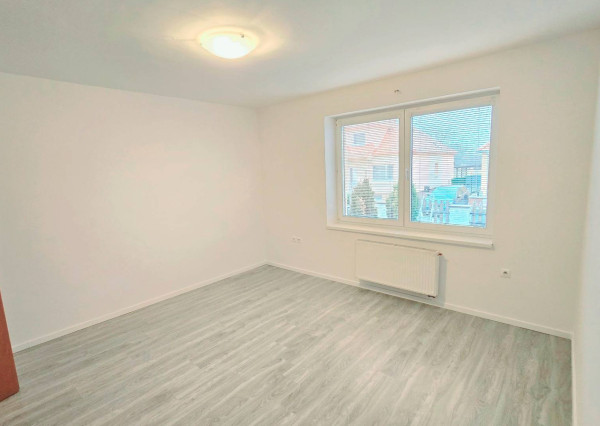 PRENÁJOM 4 IZBOVÝ RODINNÝ DOM - BUNGALOV, MORAVANY N/V