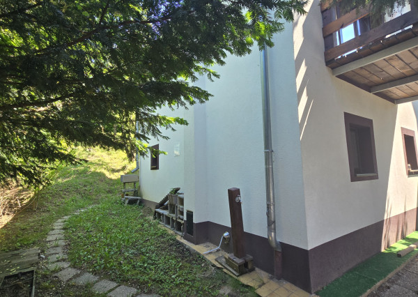 Alternatíva k bytu len 4 km od Piešťan – zrekonštruovaná chata na celoročné užívanie, 120 m², terasa a výhľad na jazero