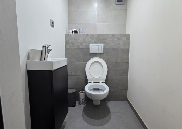 Alternatíva k bytu len 4 km od Piešťan – zrekonštruovaná chata na celoročné užívanie, 120 m², terasa a výhľad na jazero