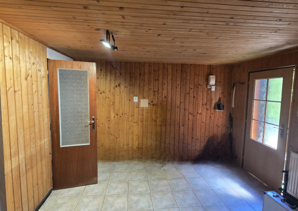 Alternatíva k bytu len 4 km od Piešťan – zrekonštruovaná chata na celoročné užívanie, 120 m², terasa a výhľad na jazero