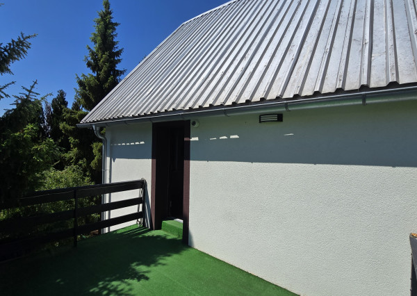 Alternatíva k bytu len 4 km od Piešťan – zrekonštruovaná chata na celoročné užívanie, 120 m², terasa a výhľad na jazero