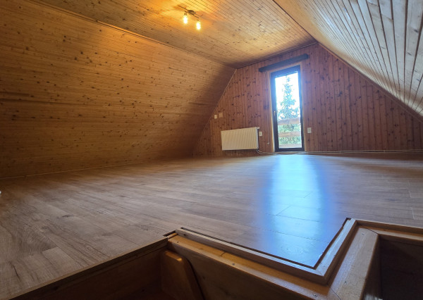 Alternatíva k bytu len 4 km od Piešťan – zrekonštruovaná chata na celoročné užívanie, 120 m², terasa a výhľad na jazero